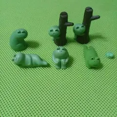 小さなカエルの置物セット