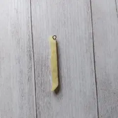 黄色の細長いプラスチックミニチュア