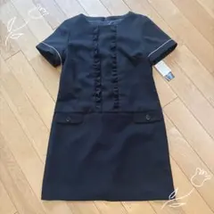 黒いフリル付き半袖ワンピース