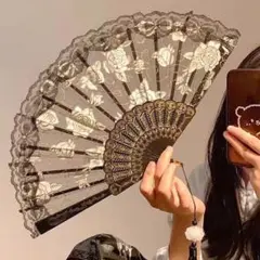 黒と白の花模様の扇子