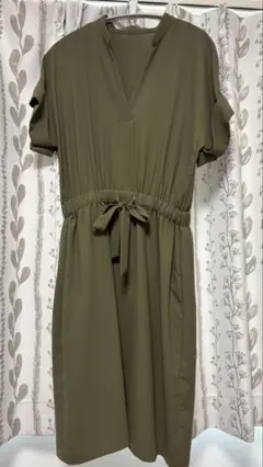 ストロベリーフィールズ　オリーブ色ウエストリボンVネックワンピース
