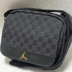 人気の金黒 ジョーダンモノグラムショルダーバッグ