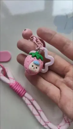 いちご型キャラクターストラップ