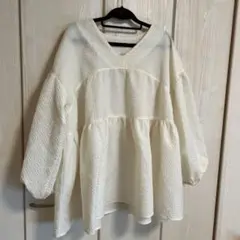ホワイト Vネック 長袖ブラウス　ジャガード素材