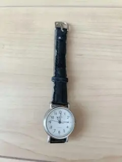 黒いアナログ腕時計