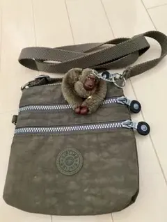 オリーブグリーン ショルダーポーチ 猿のチャーム付き