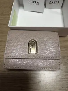 新品未使用品☆☆FURLAロゴ　コンパクト三つ折り財布