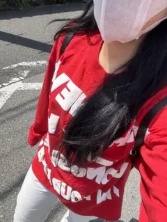 赤い長袖プリントTシャツ