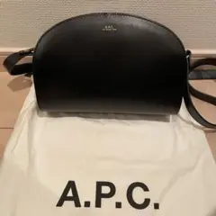 APC アーペーセーハーフムーンバッグ