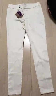 新品タグ付き白パンツ