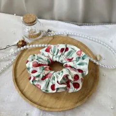赤い果物プリント シュシュ