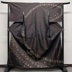 深いブラウンの大島紬にスワトウ刺繍と刺繍の訪問着 着物