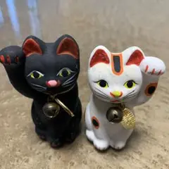 ミニ招き猫 黒と白の置物 鈴付き