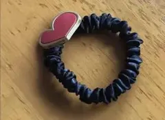 ハート型飾り付き黒ヘアゴム
