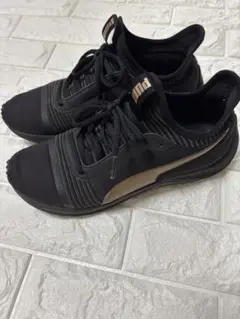 PUMA ブラック スニーカー