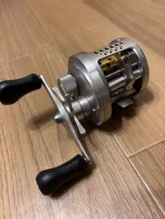 カルカッタコンクエスト250DC 美品 シマノ カルカッタ コンクエスト 200XG (リール) 価格比較