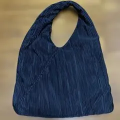 【GU】プリーツトライアングルバッグ　黒