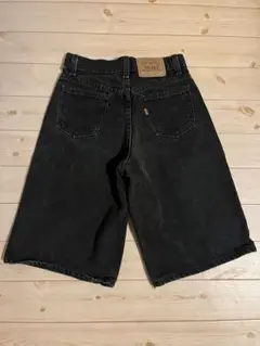 LEVI’Sブラックハーフパンツ
