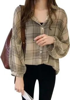 ベージュ系チェックの長袖シャツ