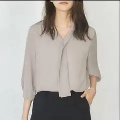 新品タグ付き 洗えるVネックボウタイ風シフォン七分袖ビジネスブラウス