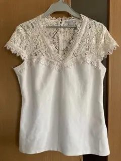 ホワイトレースVネックトップス　H&M ￼