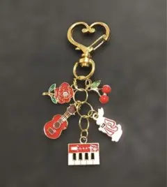【新品】可愛い楽器と花達のキーホルダー ゴールドに赤　コンパクトサイズ