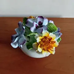 陶花　フィギュリン　置物　花　黄色　紫　直径９cm 　鉢に一部ヒビあり