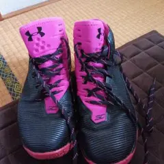 Under Armour バスケットシューズ 女性用 ブラック/ピンク