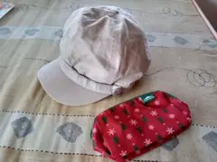 ベージュキャスケットとクリスマス柄ポーチセット