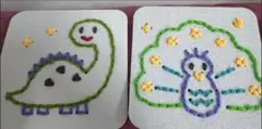 恐竜と孔雀の刺繍作品