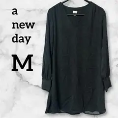 美品✨️a new day【M】ブラックVネック チュニック 長袖 個性的柄