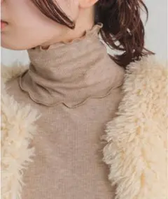 ベージュ フリルネック 長袖トップス