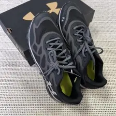新品　Under ArmouUA-SPINE VENOMスニーカー 24.5