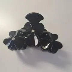 花モチーフ ブラック ヘアクリップ