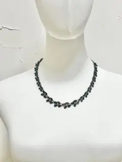 緑色と銀色の葉のネックレス