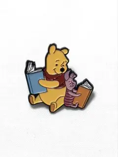 プーさん　ピグレット　仲良し　読書　ピンバッチ