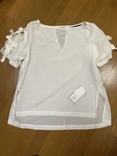 Balcony and bedリボン付きホワイトシルクタグ付き未着用