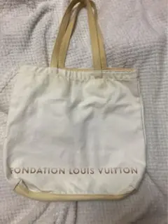 Foundation louis vuittonトート