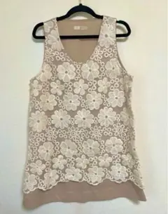 706 イングリッド　INGRID ベスト　刺繍花柄レースベージュ