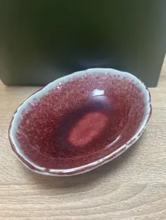 赤色楕円形陶器皿