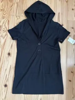 フード付き黒Tシャツ