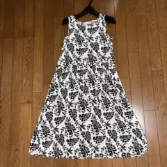 ノースリーブの上品な柄のワンピース