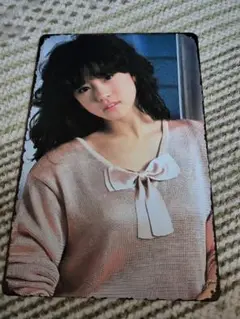 リボン付き淡いピンクセーターを着た中森明菜の写真