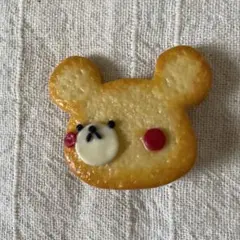 クマの顔型ブローチ