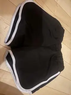 黒ショートパンツ