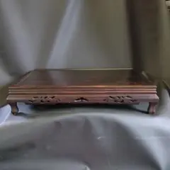 木製彫刻入りディスプレイ台