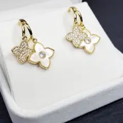 A702【純銀製☆】ピアス 揺れる 人気 四ツ葉 可愛い お洒落 K18YG×白