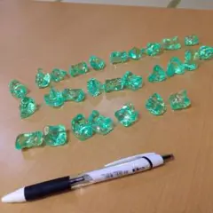 エメラルドグリーン プラスチックビーズ 約27個