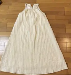 2232クリーム色　プリーツ　ワンピース　ノースリーブ