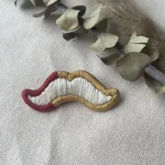 ■刺繍髭ブローチ　ホワイト×レッド×マスタード　m–44